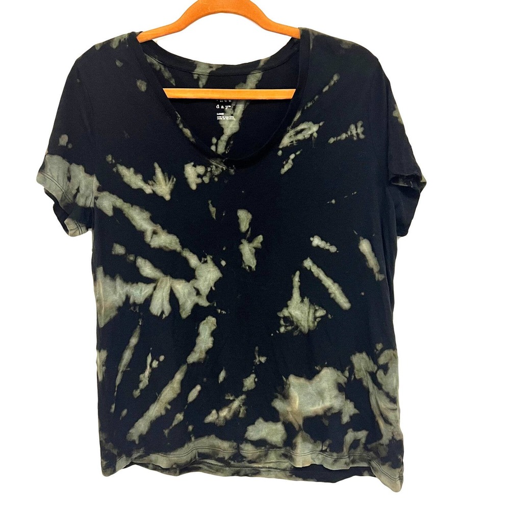 Black and green v neck fitted t shirt